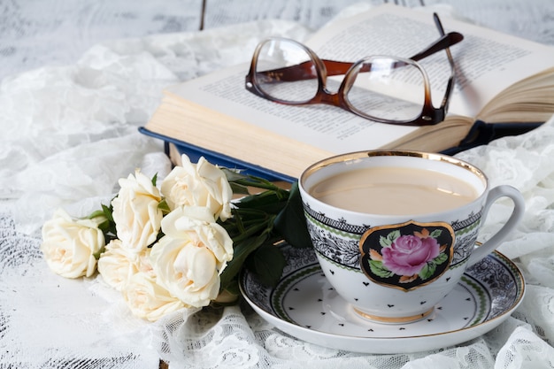 Tasse de café avec carnet et verres sur table en bois