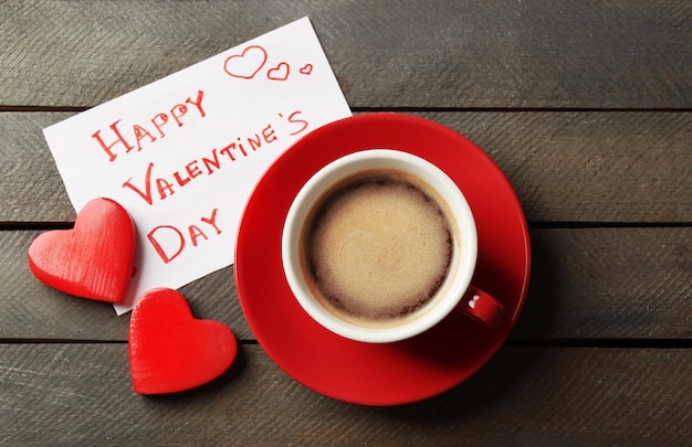 Tasse de café et carte coeur pour la Saint-Valentin