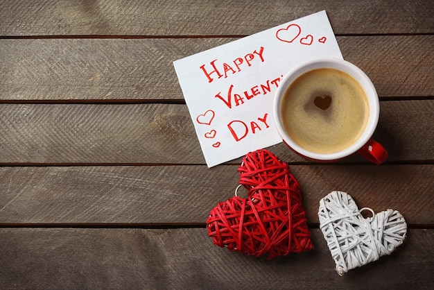 Photo tasse de café et carte coeur pour la saint-valentin