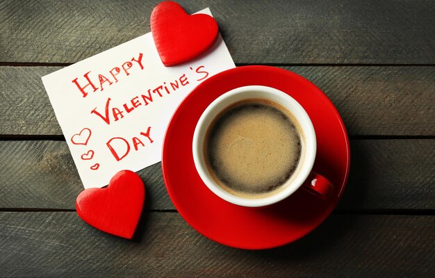 Tasse de café et carte coeur pour la Saint-Valentin