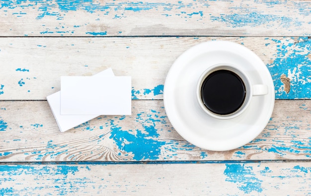 Tasse de café avec carte de visite. Vue de dessus.