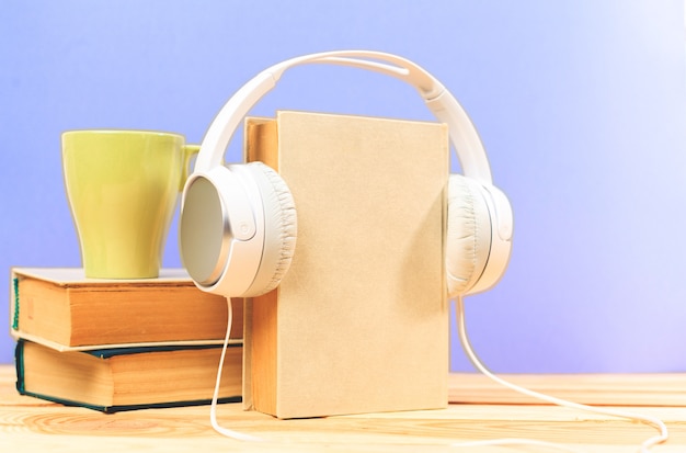 Tasse de café avec un casque sur bois