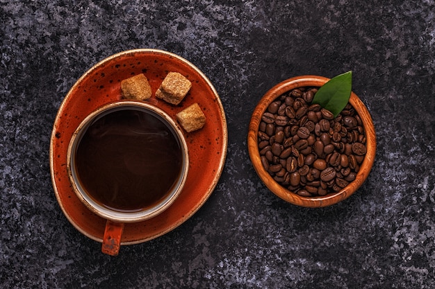 Tasse à café avec cassonade et grains de café