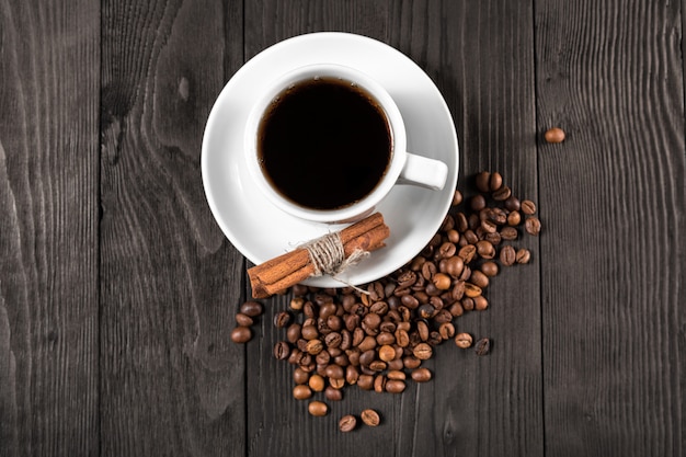 Tasse de café avec de la cassonade sur une table en bois.