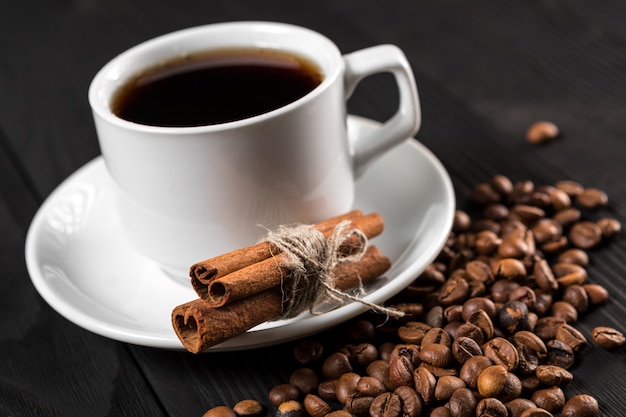 Tasse de café avec de la cassonade sur une table en bois.