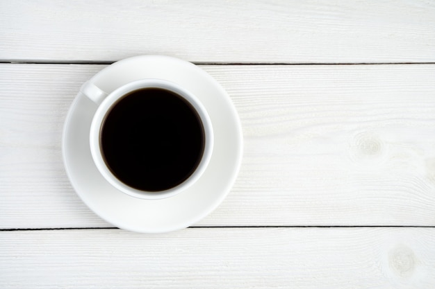 Tasse à café en céramique blanche sur blanc. Vue de dessus avec espace pour copier.