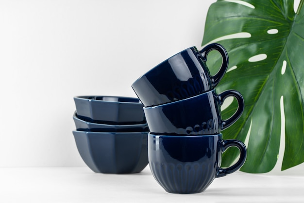 Tasse à café en céramique bleu foncé sur table. Concept de vaisselle