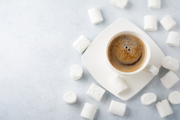 Tasse à café en céramique avec guimauves