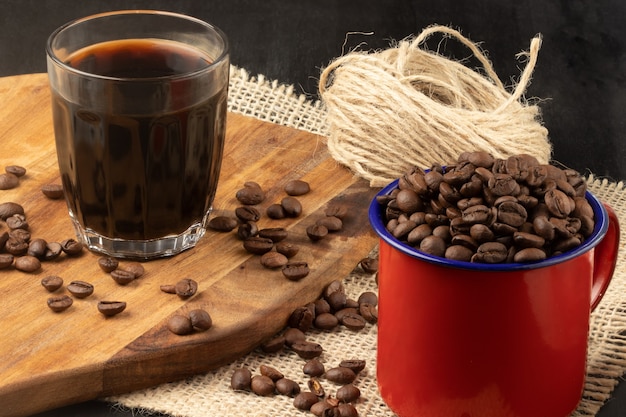 Une tasse de café et de céréales sur la table.