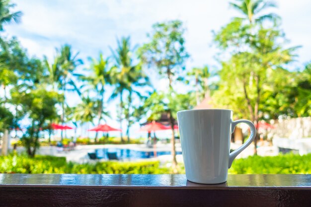 Tasse de café chaud avec belle vue extérieure tropicale