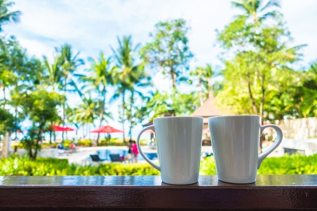 Tasse de café chaud avec belle vue extérieure tropicale