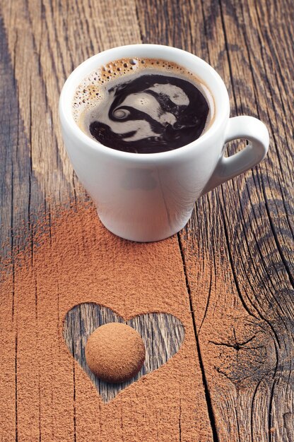 Tasse de café chaud, de bonbons et de chocolat en forme de coeurs