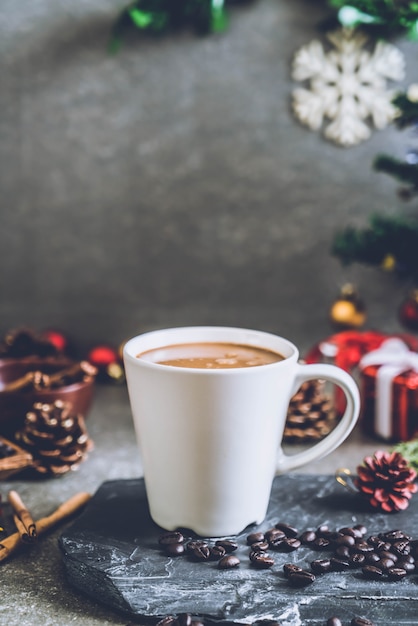 tasse de café chaud avec décoration de noël