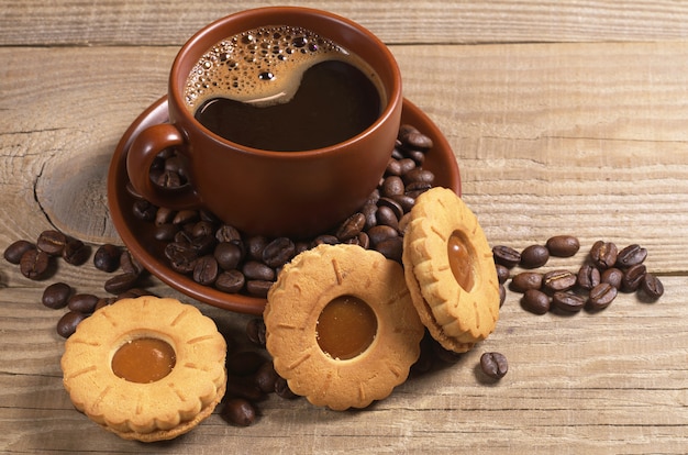 Tasse de café chaud avec de délicieux biscuits sur la table