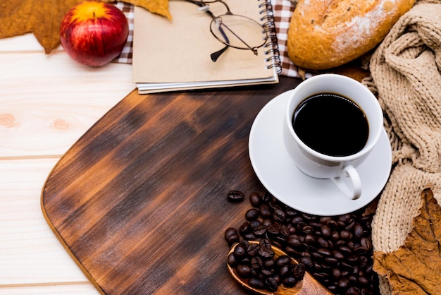 Tasse de café chaud avec du pain grillé pour la boisson chaude de la saison d'automne. Corne d'abondance des récoltes d'automne. Copiez l'espace sur fond de bois.