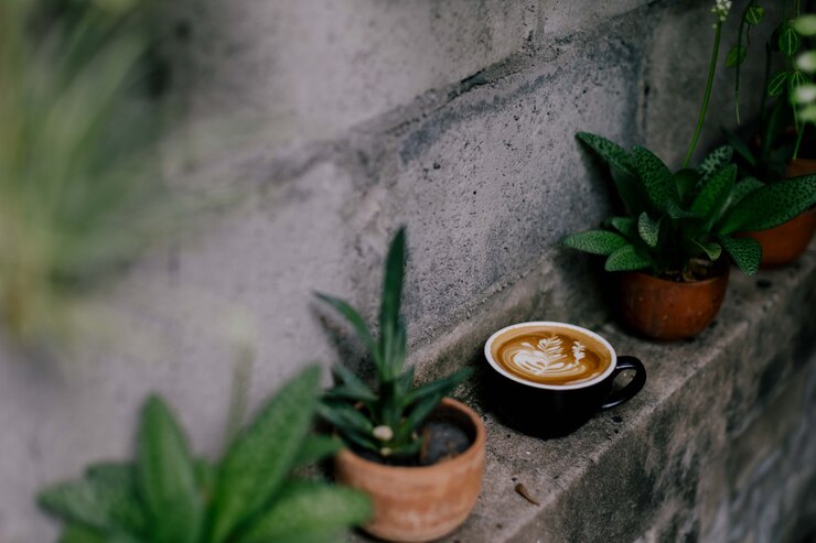 Une tasse de café chaud sur une étagère avec décoration