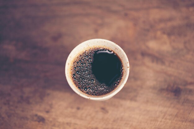 Tasse de café chaud frais sur la table en bois