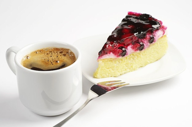 Tasse de café chaud et gâteau aux fruits rouges sur fond blanc