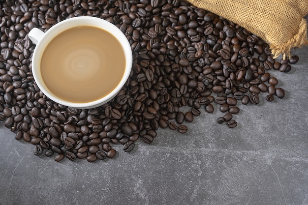 Tasse de café chaud avec des grains de café