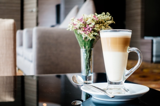 Tasse à café chaud à latte sur table