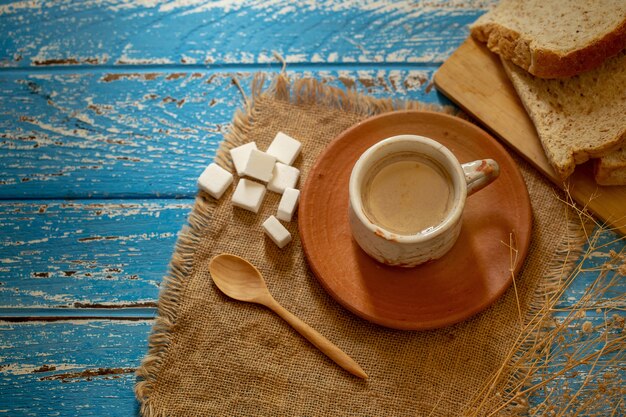 Tasse de café chaud le matin sur une table en bois rurale bleue
