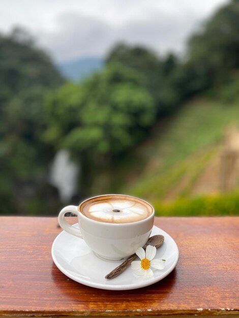 Une tasse de café chaud le matin.