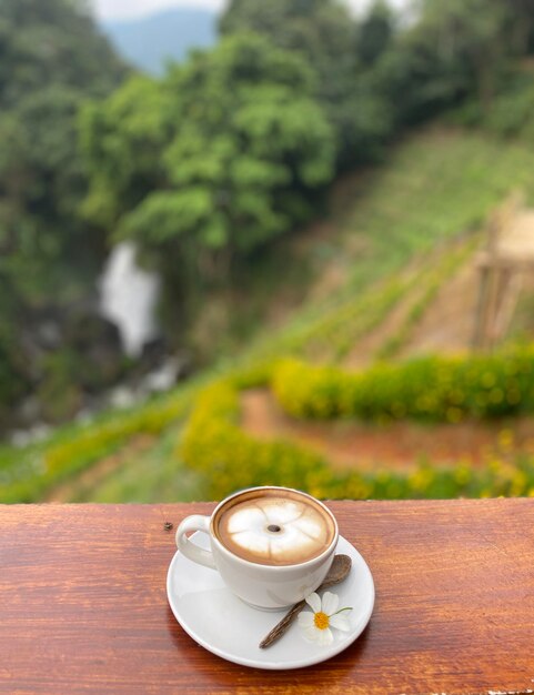 Une tasse de café chaud le matin.