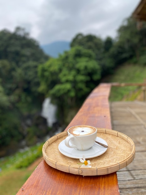 Photo une tasse de café chaud le matin.