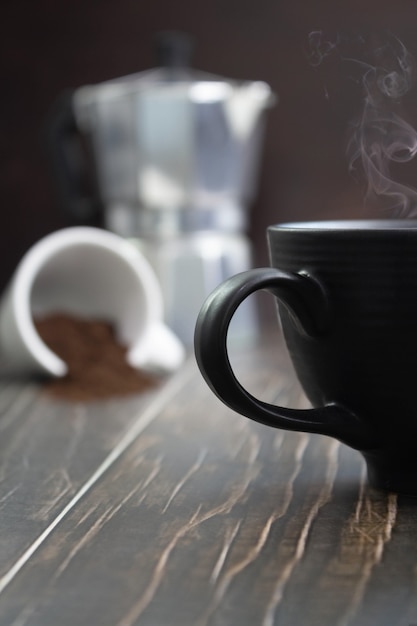 Tasse de café chaud. Mise au point sélective.