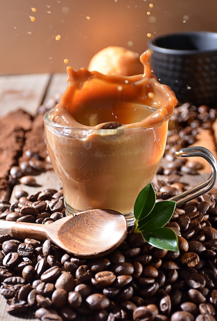 Tasse de café chaud avec des muffins, des grains de café et de la cannelle