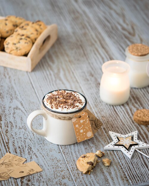 Une tasse de café chaud saupoudré de chocolat avec des biscuits