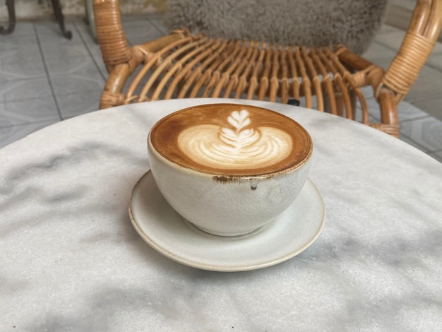 Tasse de café chaud sur la table au café