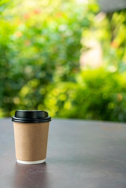 tasse de café chaud sur une table en bois avec espace de copie