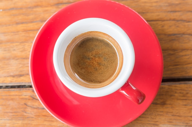 Tasse de café chaud sur la table en bois