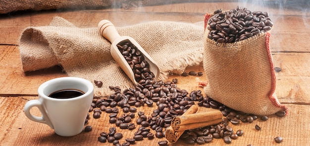 Tasse de café chaud sur table en bois