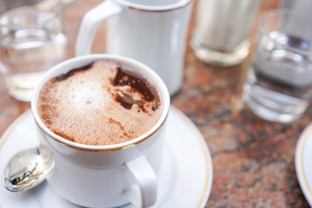 tasse de café chaud sur la table dans le café