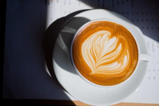 tasse de café chaud sur la table le matin, détendez-vous, café au lait