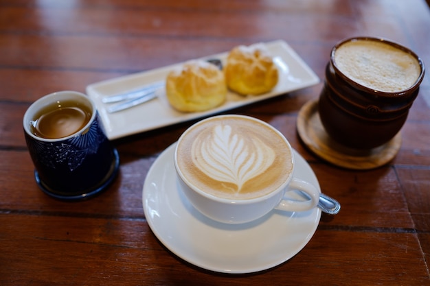 Tasse de café chaud sur la table le matin, temps de détente, café au lait