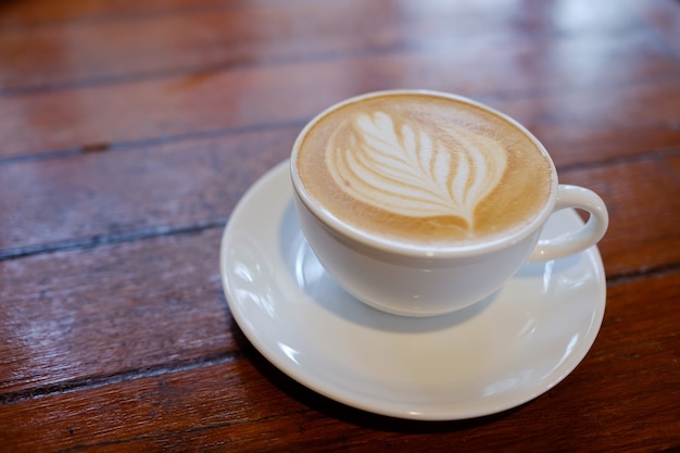 Tasse de café chaud sur la table le matin, temps de détente, café au lait