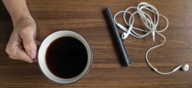 Tasse de café chaud sur la table le matin, temps de détente, café au lait