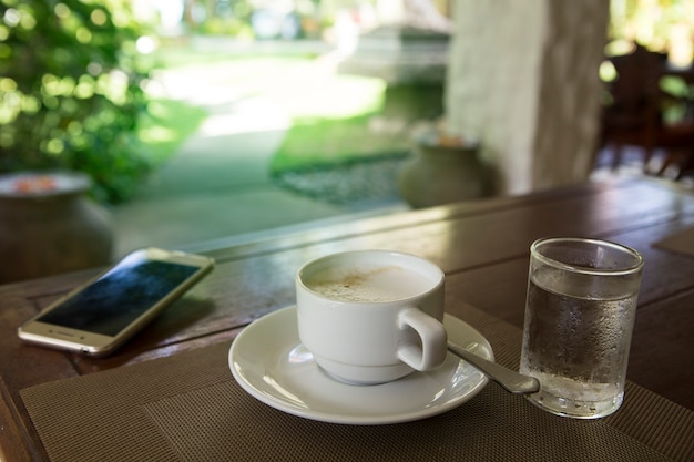 Photo tasse de café chaud sur la table le matin.