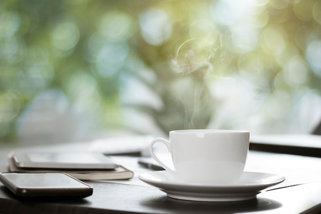 tasse de café chaud sur la table de travail