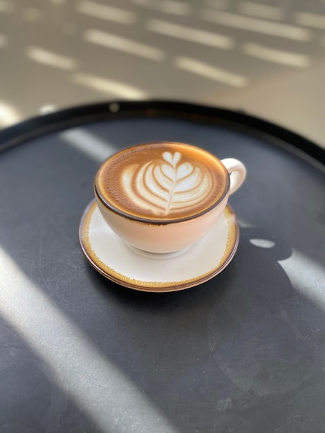 tasse de café chaud sur la table