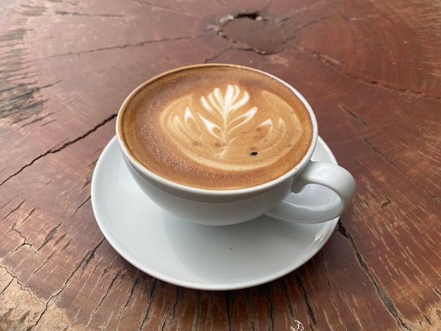 tasse de café chaud sur la table