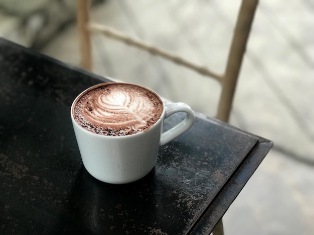 tasse de café chaud sur la table