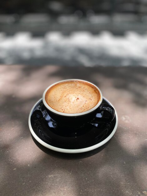 tasse de café chaud sur la table