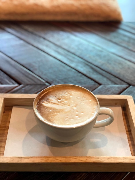 tasse de café chaud sur la table