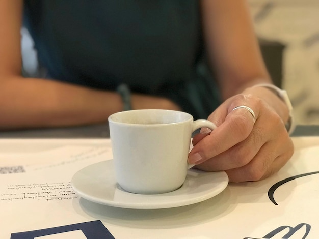 tasse de café chaud sur la table