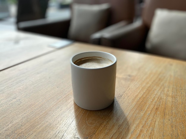 tasse de café chaud sur la table