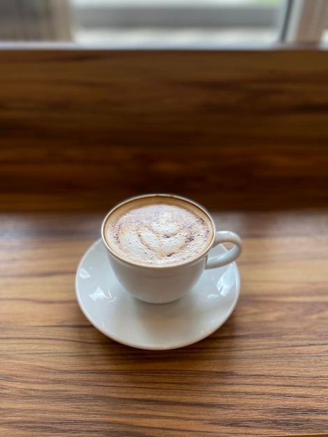 tasse de café chaud sur la table